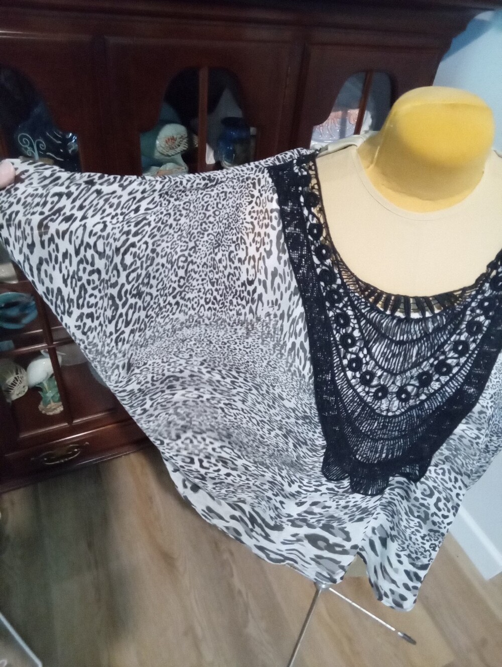 Cato Plus Size 26/28 White & Black Leopard Print Bat Cape Style Top Tatted Lace